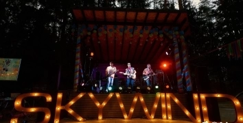 LOVE. PEACE. SKYWIND | Event Studio BON